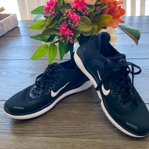 Pair of black Nike Free rn shoes size 6